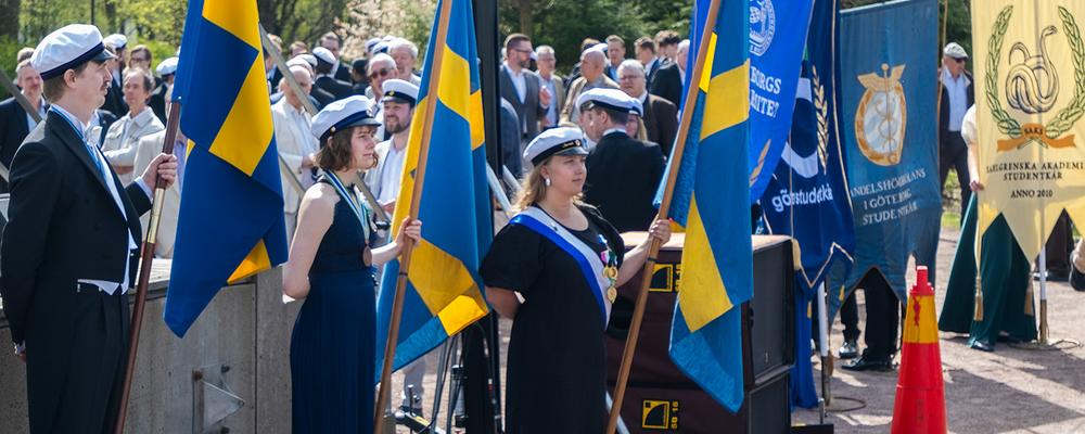 Marskalkar i studentmössor med fanor och standar